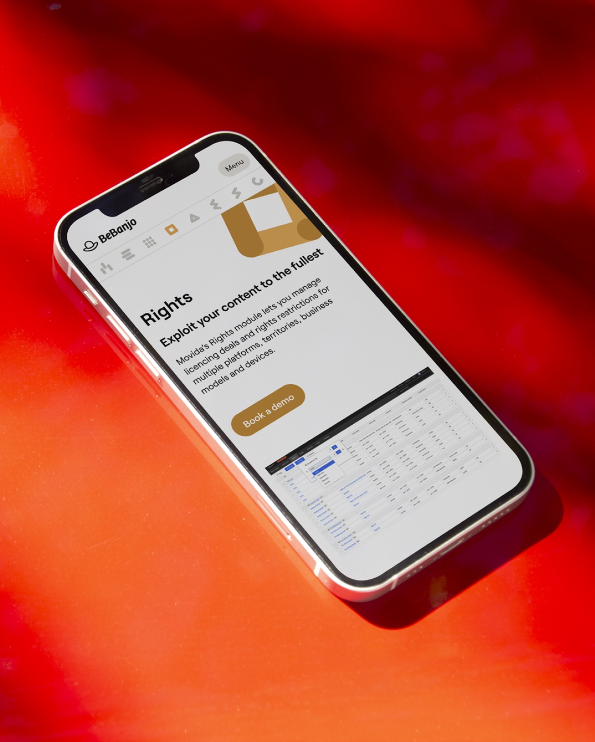 Web de Bebanjo en un móvil sobre fondo rojo, diseño de Paseo